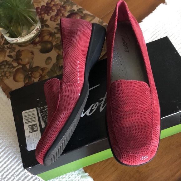 WOMEN'S TROTTERS JENN MINI DOTS FLATS 9N narrow (new in box) - Picture 4 of 11